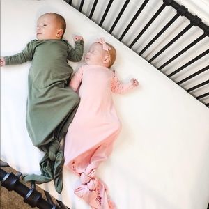 Pack of 2 Honeybabe newborn gowns